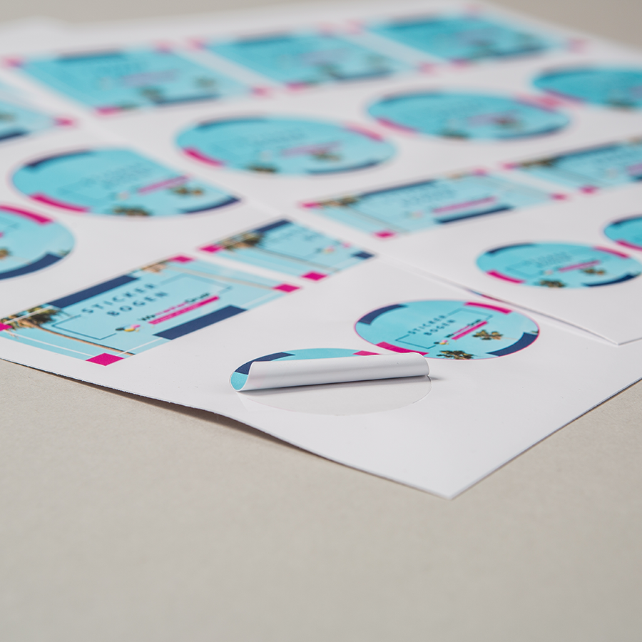 Detailaufnahme eines permanent haftenden Stickerbogens