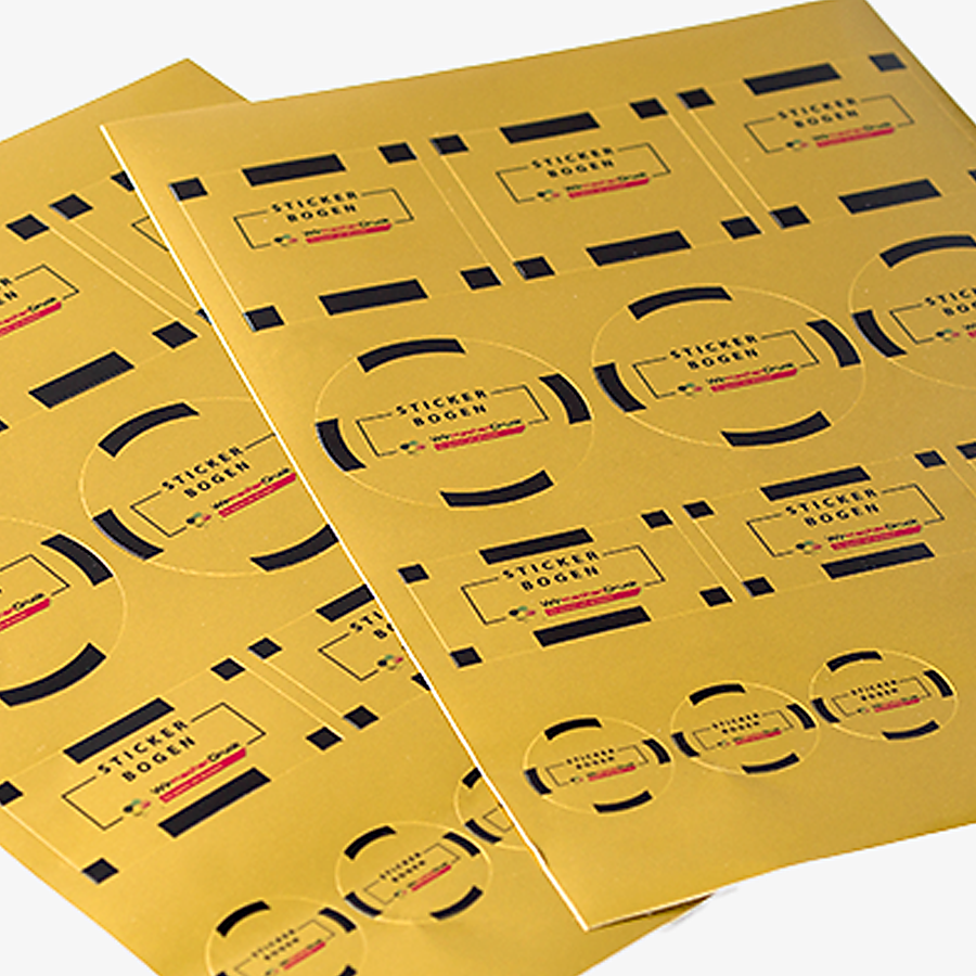 Detailansicht von hochwertigen Stickerbogen auf Goldfolie, individuell bedruckbar