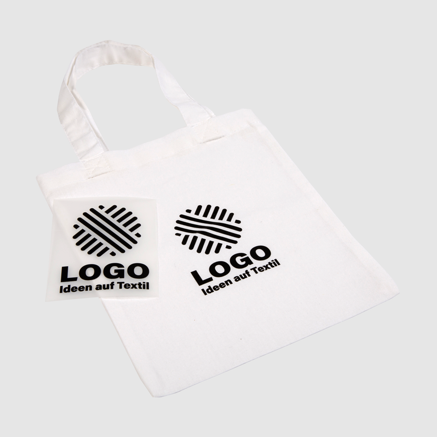 1/0-farbiger Textiltransfer in Schwarz mit Aufdruck auf einer Tasche