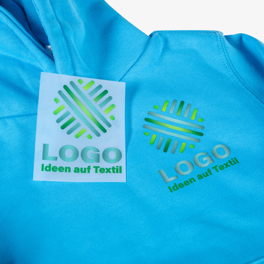 Individueller Textiltransfer auf blauem Hoodie, Anwendungsbeispiel