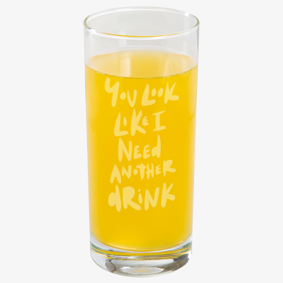 Mit Limonade gefülltes, graviertes Trinkglas mit individuellem Spruch, Frontalansicht