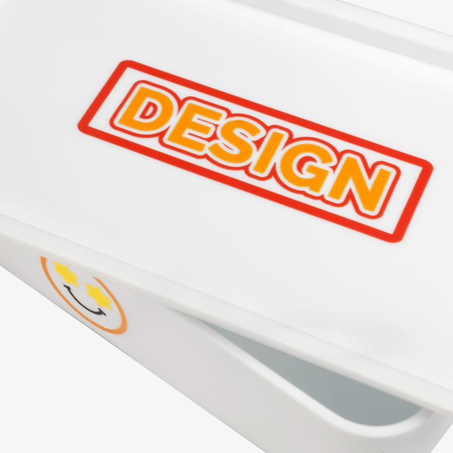 Individueller UV-DTF-Aufkleber in freier Größe platziert auf dem Deckel einer weißen Lunchbox