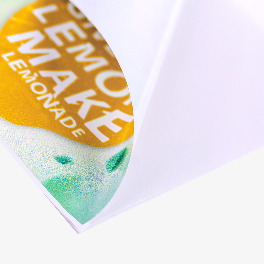 Detailansicht einer veganen, wiederablösbaren Aufklebers mit personalisierbarem Druck
