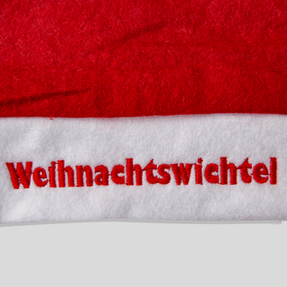 Detailaufnahme einer individuell bestickten Weihnachtsmütze in klassischem Rot-Weiß