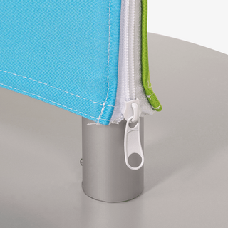 Detailansicht bedruckter Stoff und Reißverschluss des Zipper-Banners Triangle